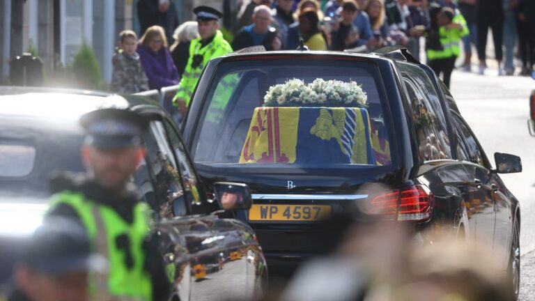 El cortejo con los restos de Isabel II sale en procesión por Edimburgo