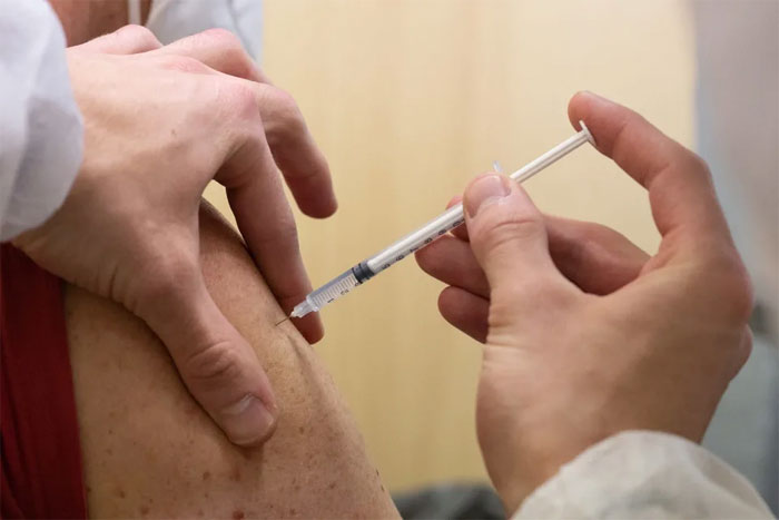 Francia autoriza las 3 vacunas de Moderna y Pfizer adaptadas a ómicron