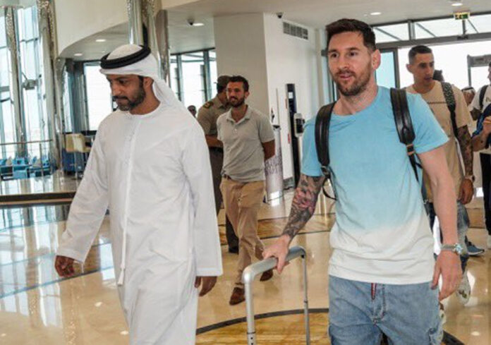 Lionel Messi, delantero del París Saint Germain, se ha incorporado este lunes a la concentración de la selección de Argentina en Abu Dhabi, donde jugará el miércoles su último amistoso preparatorio para el Mundial de Qatar 2022.