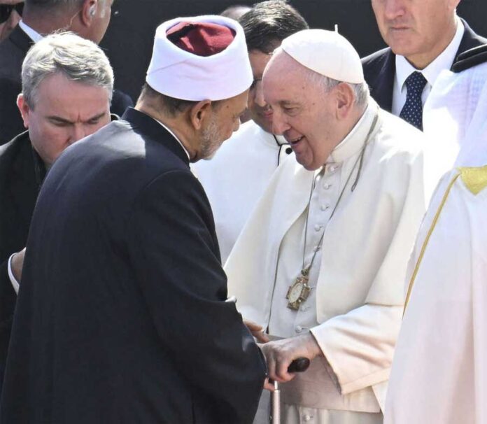 El Papa Francisco recibido por el Gran Imán de Al-Azhar Ahmed el-Tayeb, a su llegada al 'Foro de Bahrein para el Diálogo: Oriente y Occidente para la Coexistencia Humana' en la Plaza Al-Fida' del Palacio Real de Sakhir en Awali, Baréin. I EFE