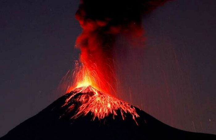 El volcán de Fuego en Guatemala entra en fase de erupción con flujos de lava
