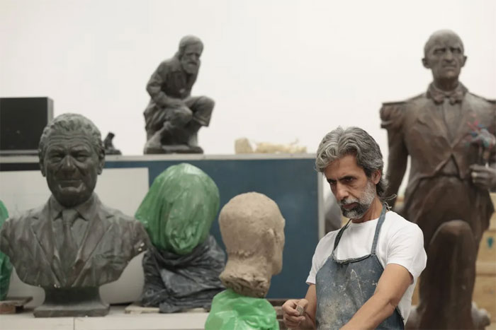 El escultor que ‘moldeó’ el «carácter» de Maradona, Messi y Evita