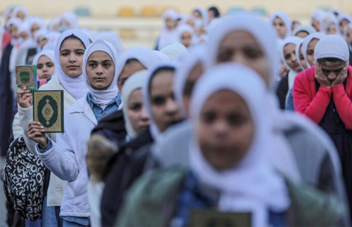 Estudiantes palestinas de la escuela Al-Jalil sostienen copias del Corán durante una protesta por la quema de un Corán en Suecia, este martes en la ciudad de Gaza, el 24 de enero de 2023. I EFE