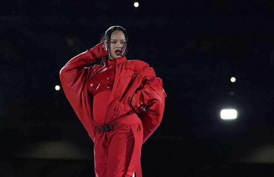 Rihanna revela su segundo embarazo en su regreso musical en el