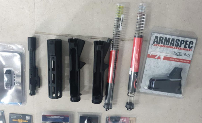 Capturan a hombre con piezas para armas de uso prohibido en aeropuerto de Palmerola
