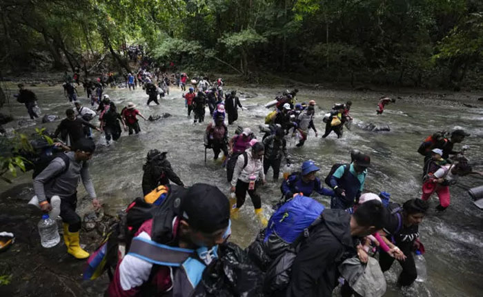 más de 40 000 niños han cruzado este año la selva del darién algunos