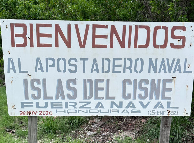 Ministro de Defensa visita Islas del Cisne y advierte será “nuevo hogar” de hampones y corruptos Ministro de Defensa visita Islas del Cisne y advierte será “nuevo hogar” de hampones y corruptos
