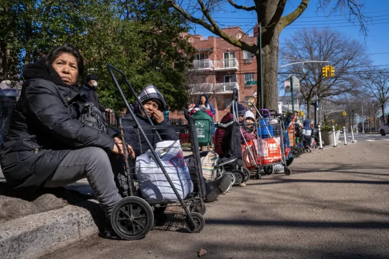 Nueva York distribuye pasquines y carteles para disuadir el viaje de los inmigrantes