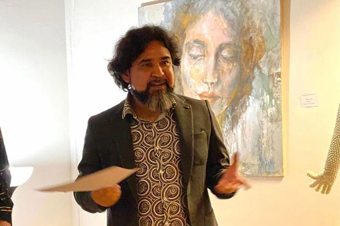 L’artista honduregno Jaime Vallarto Chávez parla alla Biennale di Salerno in Italia
