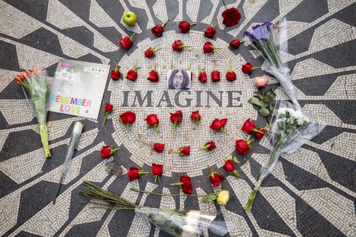 Fans recuerdan a Lennon el día de su muerte con flores, manzanas y música en Central Park