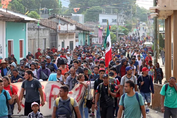 Caravana migrante sufre el fuerte clima del sur de M xico y pide