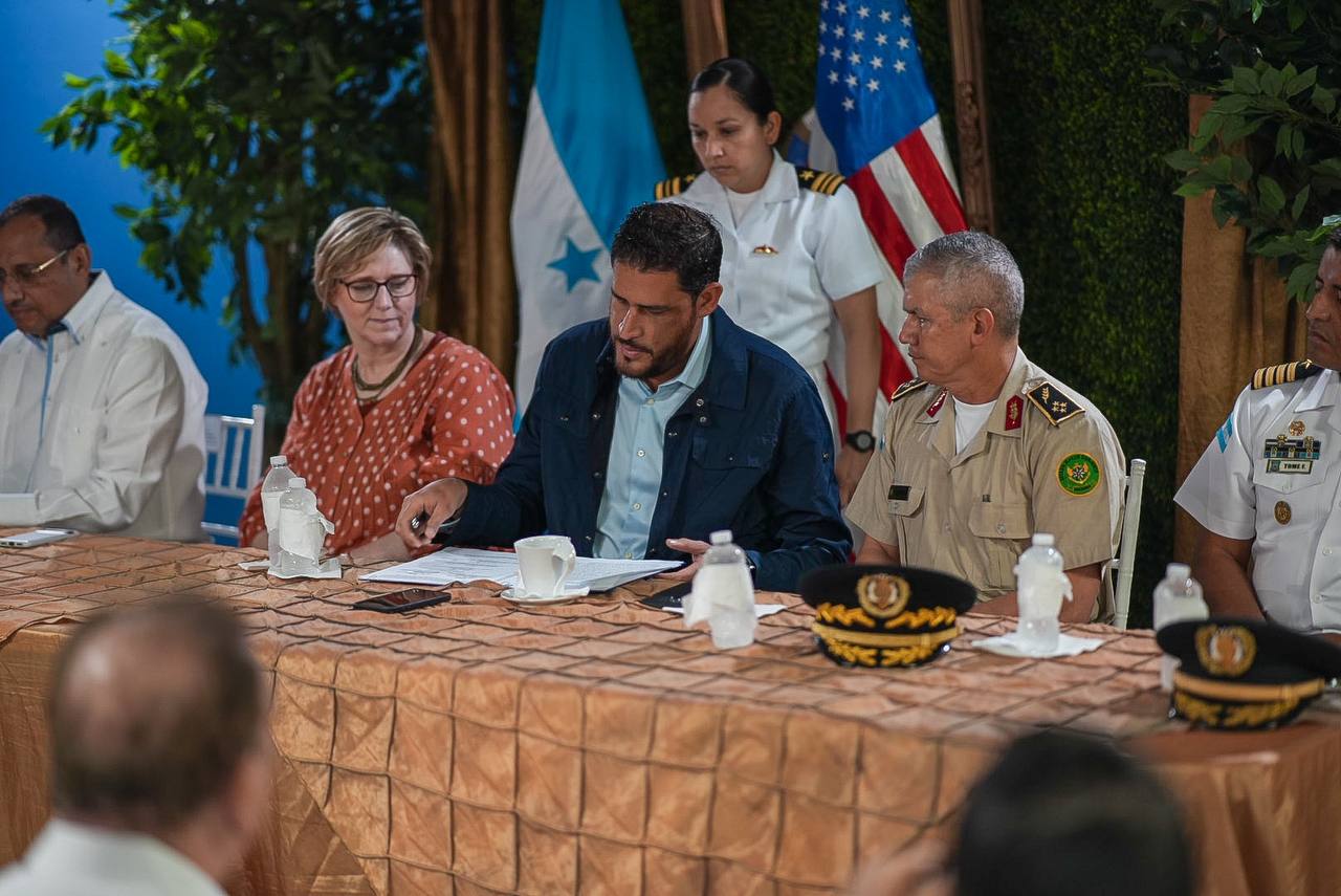 Eeuu Dona Buques Y Camiones Militares Para Labores De Asistencia