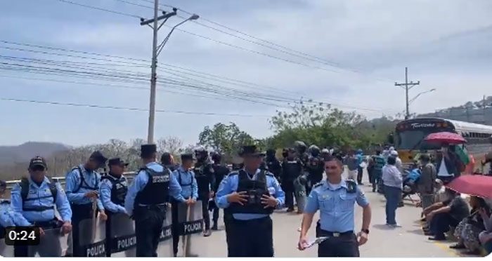 La protesta de pacientes renales no cesa en la carretera CA-5, a la altura de El Durazno, salida al norte de Honduras.
