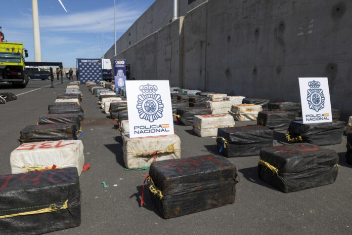 Los GEO se  incautan de 6.500 kilos de cocaína a 1.100 Km de Canarias en un barco con dirección a Vigo