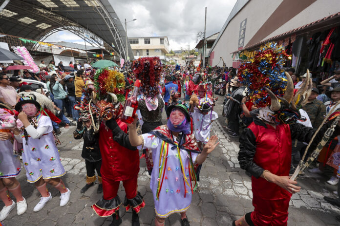 Una fiesta de rebeldía reúne a miles de diablos en las calles de una ciudad ecuatoriana
