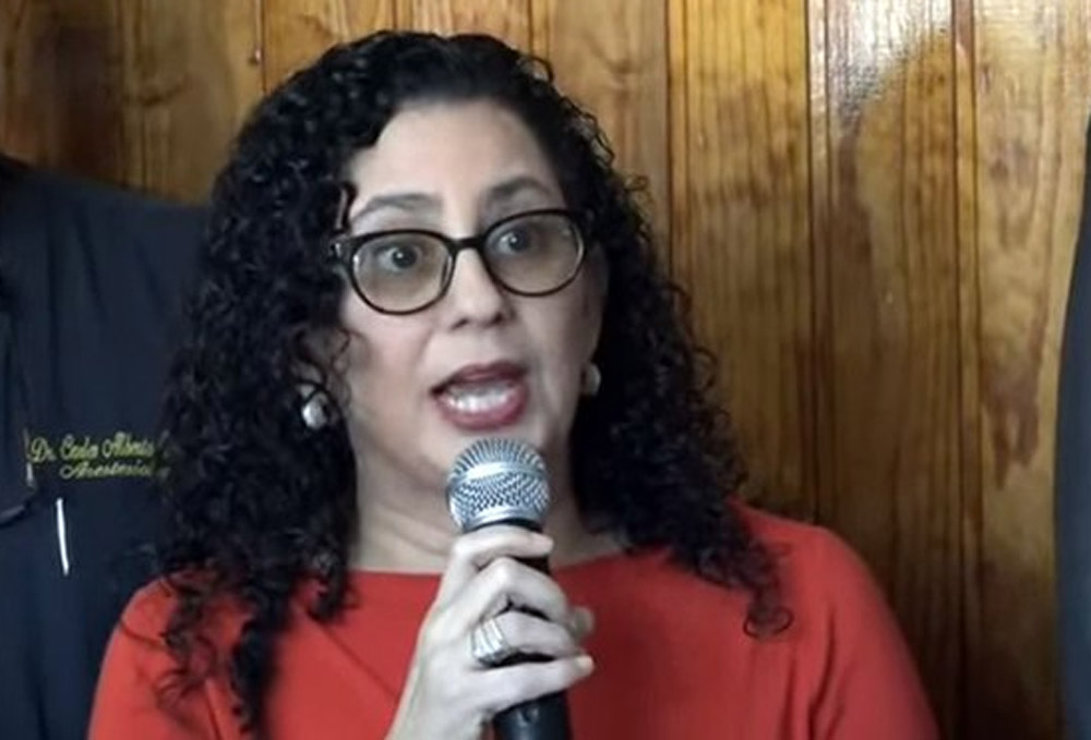 Médicos protestan despidos masivos frente a Casa Presidencial