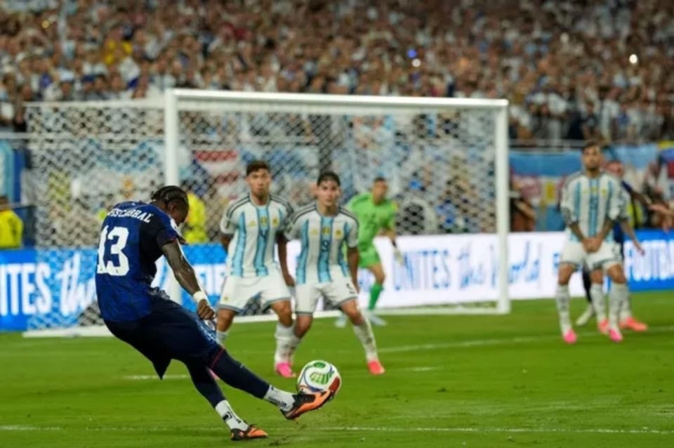 FIFA elige el gol de Sidney Lopes Cabral contra Argentina como el mejor del Mundial
